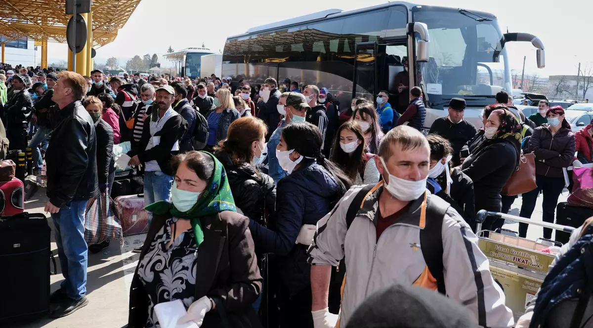 Dosarul “Sparanghelul”, deschis după ce 2.000 de muncitori s-au îmbulzit, în aprilie, pe Aeroportul din Cluj, a fost clasat: “Fapta nu există”