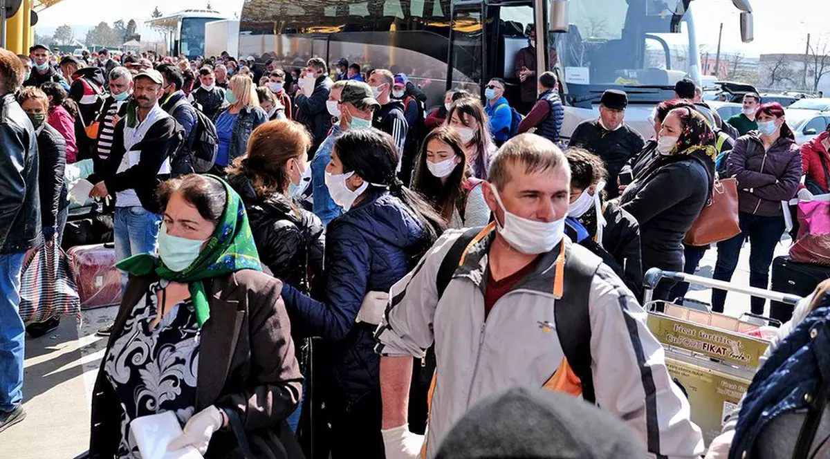 Cum au reușit oamenii din Pătrăuți să păcălească filtrele polițiștilor și să ajungă la aeroport în Cluj. Zona e acum supravegheată de drone