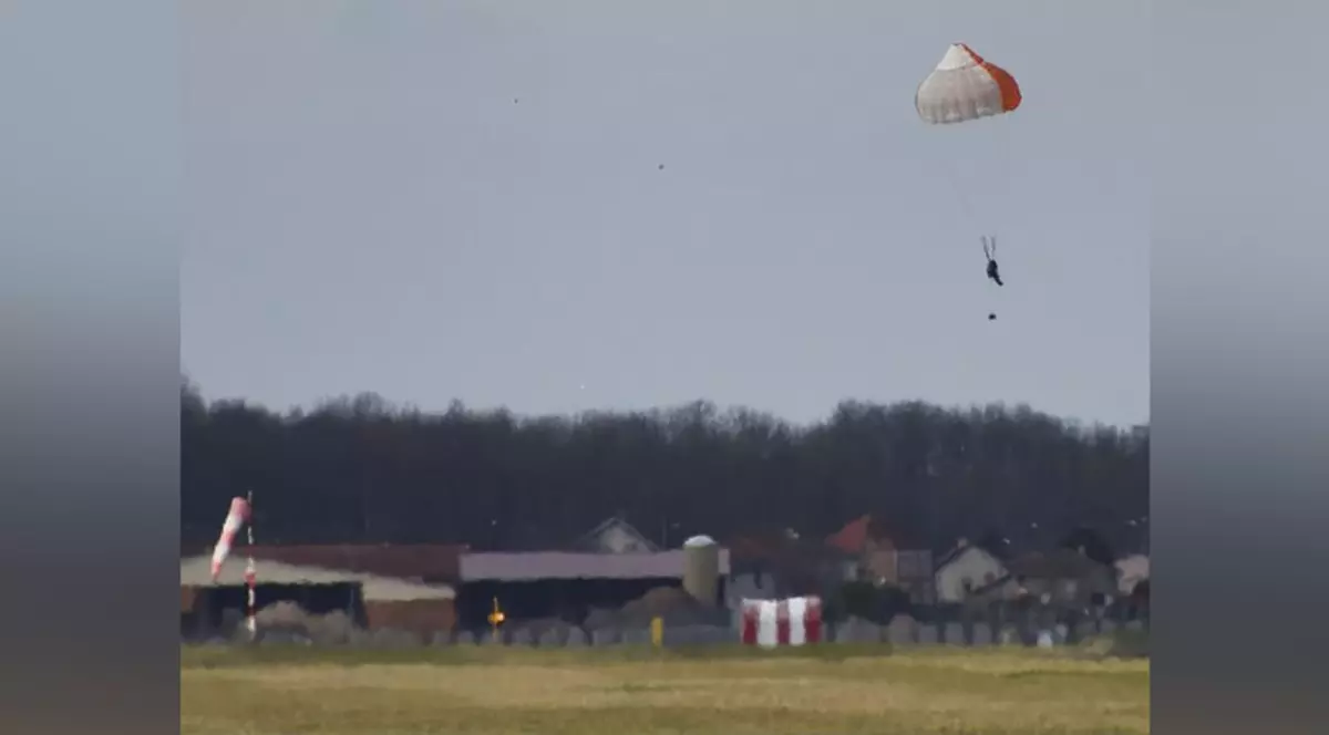 Un bărbat în vârstă de 64 de ani s-a catapultat accidental din avion militar când era la circa 3.000 de metri înălțime