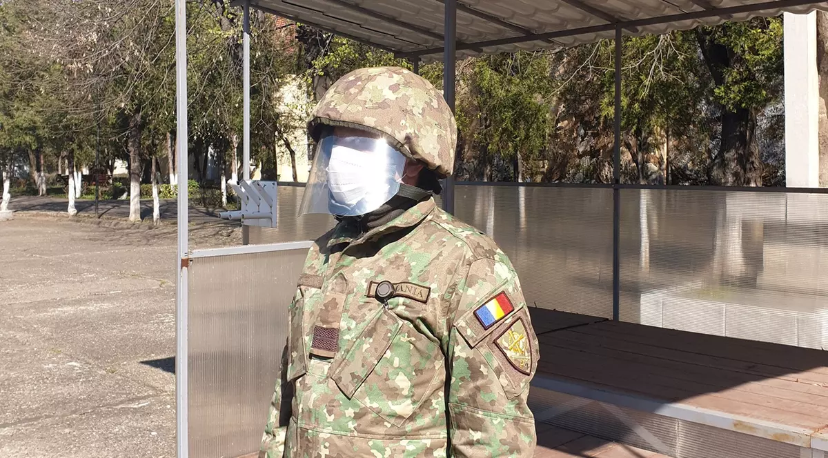 Armata a început producția de viziere de protecție