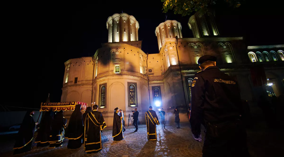 Imagini cu ceremonia din Vinerea Mare de la Patriarhie. Credincioșii au urmărit online