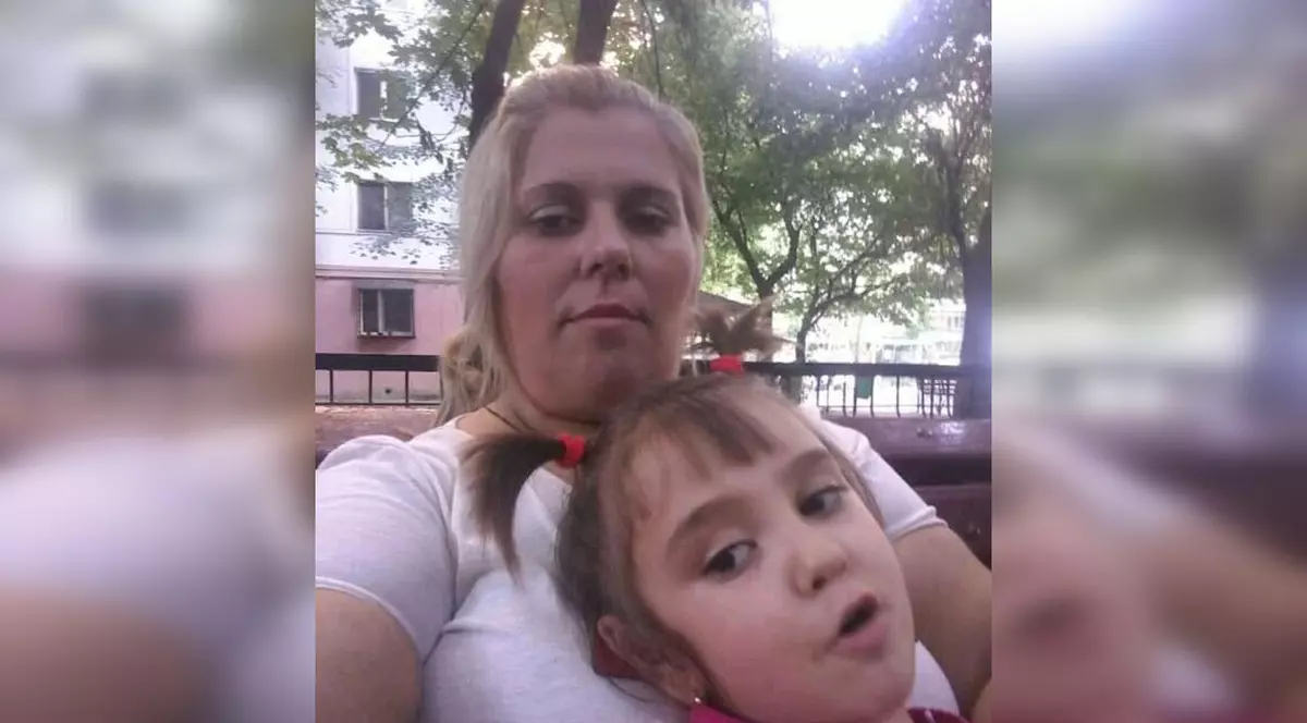 O mamă și fetița ei, la un pas să ajungă în stradă. Femeia cere ajutorul oamenilor pentru a-și putea plăti chiria, dar și pentru a-și procura alimente