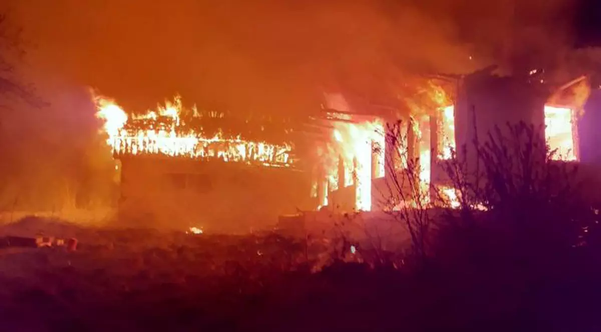 O bătrână a fost mistuită de flăcări în casă. Avea lumină doar de la o lumânare, care i-a adus sfârșitul