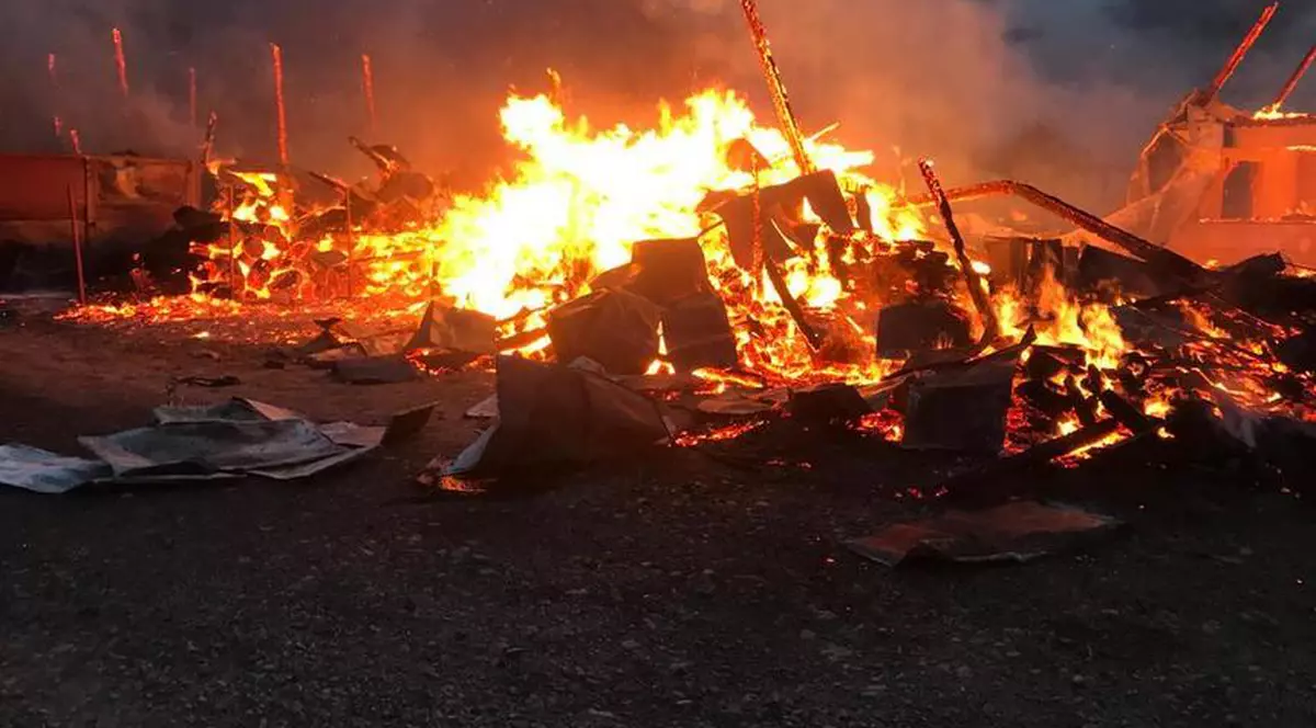 Video   |  O hală din Suceava, mistuită de flăcări. Misiune contra cronometru a pompierilor