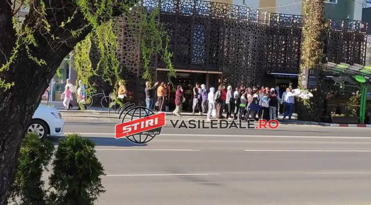 Video | Bătaie ca-n filme în fața unui magazin pentru mâncare. Agresorii, calmați de poliție