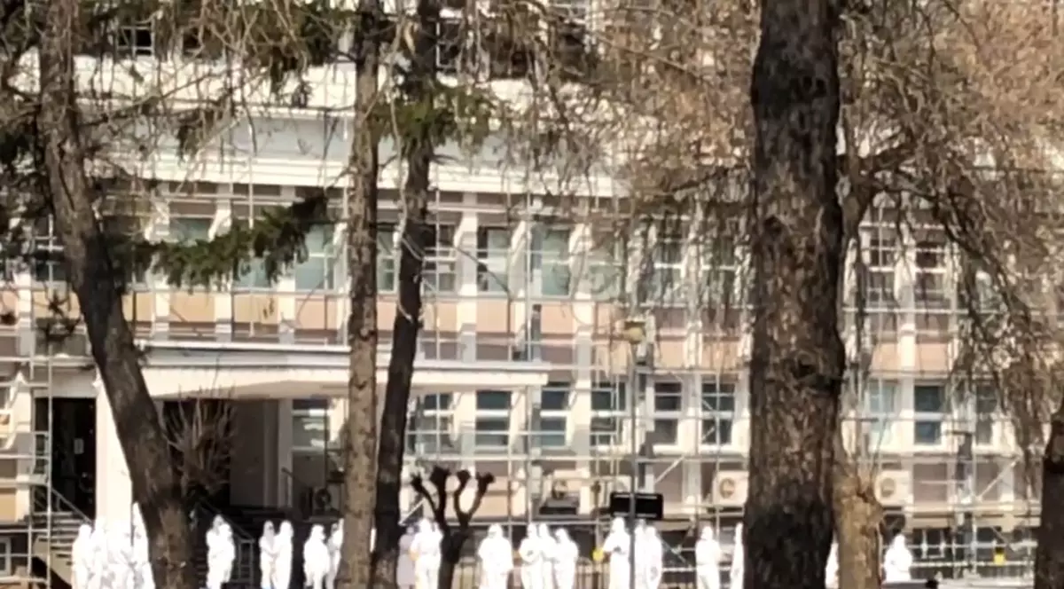 Imagini cu MApN cum face instruire cu personalul de la spitalul din Suceava să-și pună costumele! Celelalte țări au făcut-o acum luni de zile