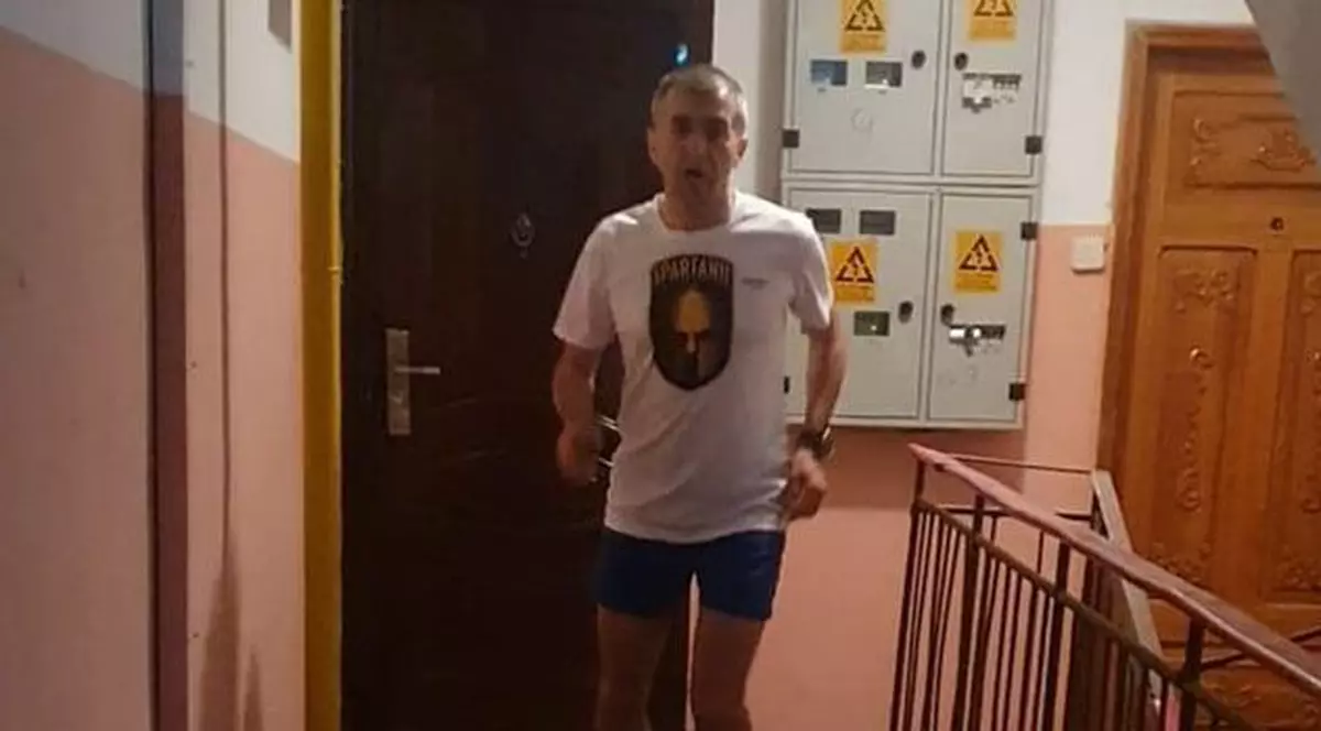 Un jandarm din Tulcea a alergat 100 de kilometri în scara unui bloc cu zece etaje pentru copiii cu autism