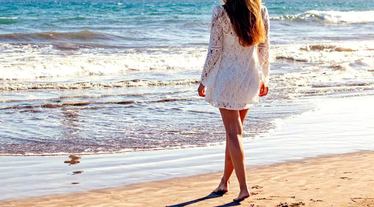 Cataclism în turism: trei din patru români renunță la rezervarea de vacanțe prin early booking. Femeie pe plajă