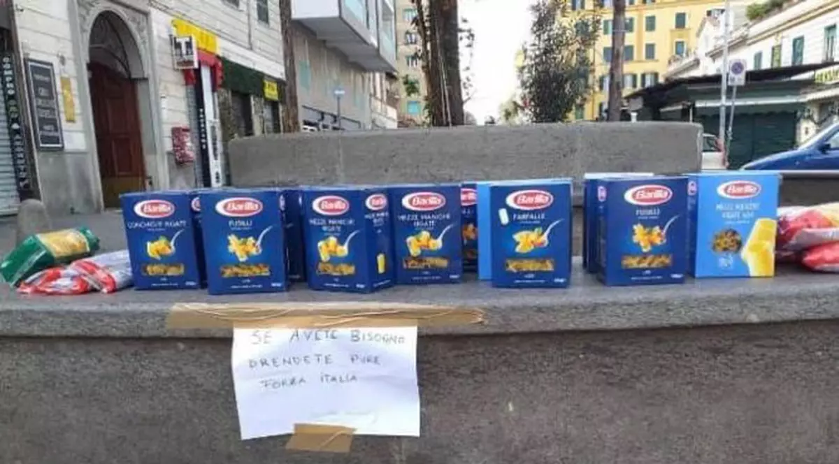 Alimente lăsate pe o stradă din Roma. Foto: Facebook / Chiara Guidobaldi