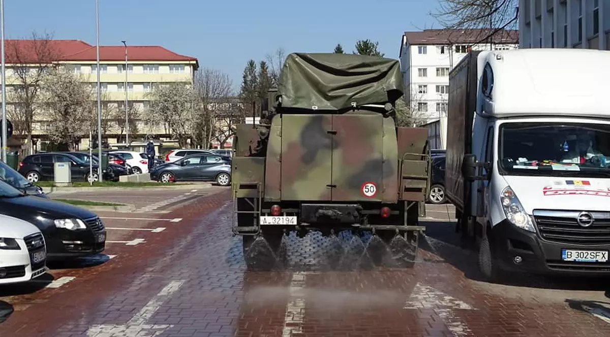 FOTO: Cum decontaminează armata străzile din Suceava