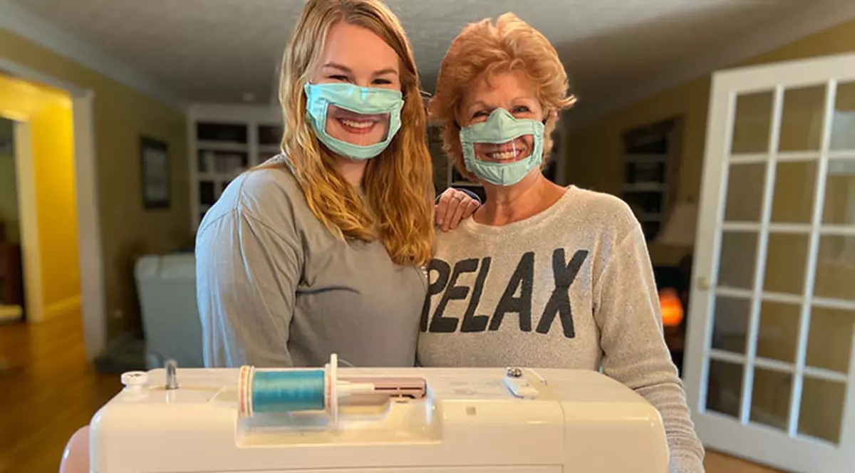 VIDEO | O studentă din Statele Unite a inventat masca de protecție pentru cei cu deficiențe de auz