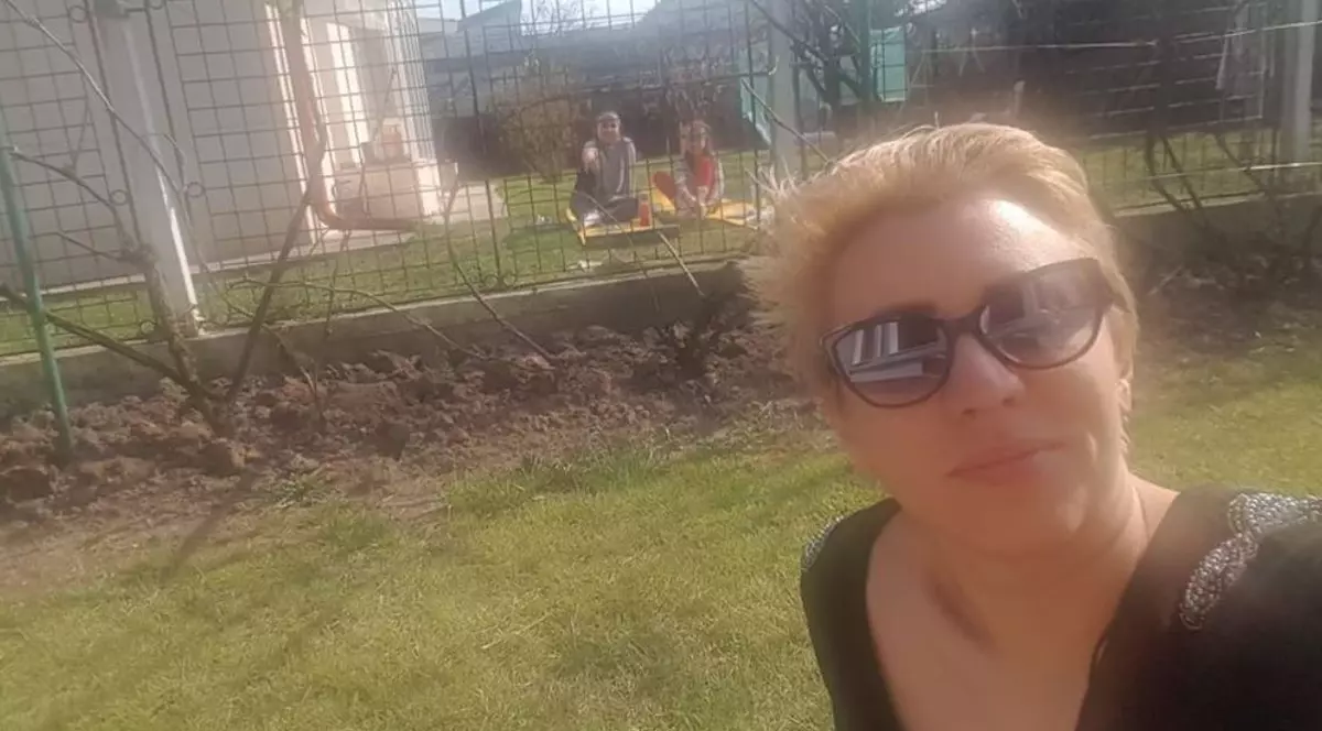 Medicii despărțiți de copiii lor din cauza coronavirusului vorbesc despre chinuitoarea iubire la distanță. ”Te rog, mami, dă-mi măcar mâna”