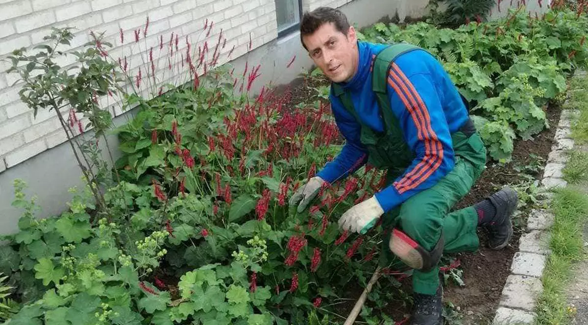 Mihai, grădinarul român care face voluntariat în Danemarca. După job, lucrează la cantinele sociale iar apoi strânge mâncare pentru sărmani