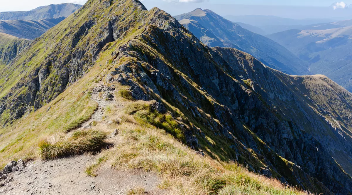 Cele mai înalte vârfuri muntoase din România - Muntele Moldoveanu
