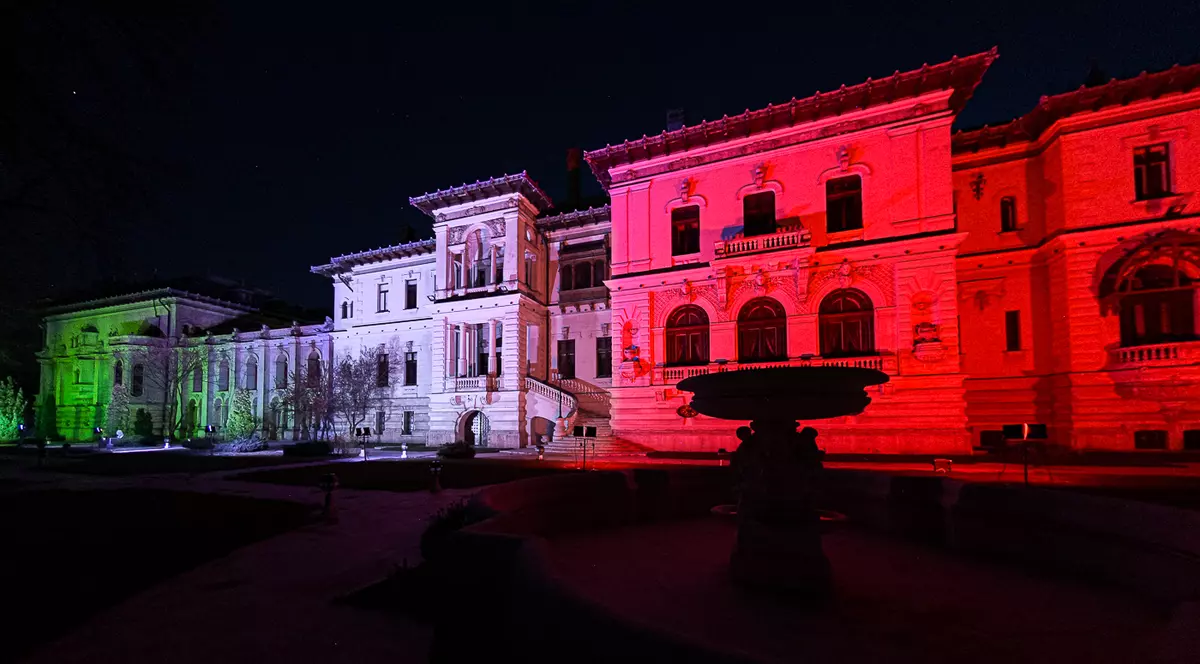UPDATE | Palatul Cotroceni, iluminat în această seară în culorile drapelului italian, în semn de solidaritate cu ţara care trece cu greu prin pandemia COVID-19