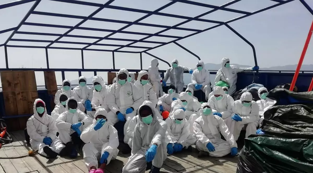 180 de refugiaţi, în carantină pe un feribot ancorat în portul Palermo