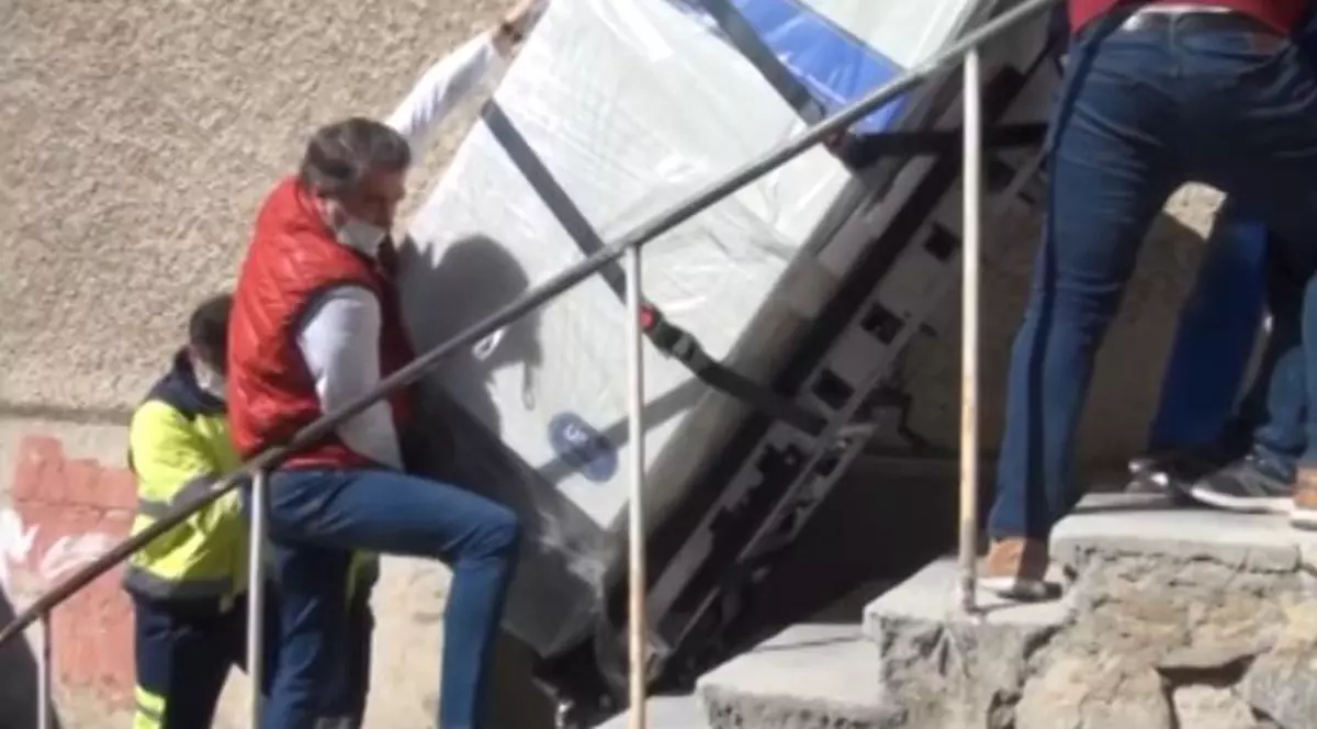 Ionel Arsene, șeful CJ Neamț, și-a făcut poze când căra aparatul pe scări