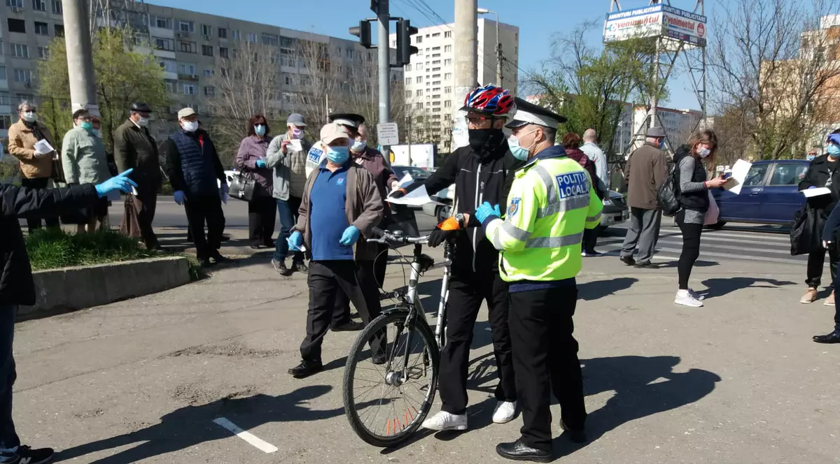 Noi restricții de la 1 august: masca de protecție obligatorie în spațiile deschise aglomerate Citeşte întreaga ştire: DOCUMENT. Noi restricții de la 1 august: masca de protecție obligatorie în spațiile deschise aglomerate, program limitat pentru terase și cluburi