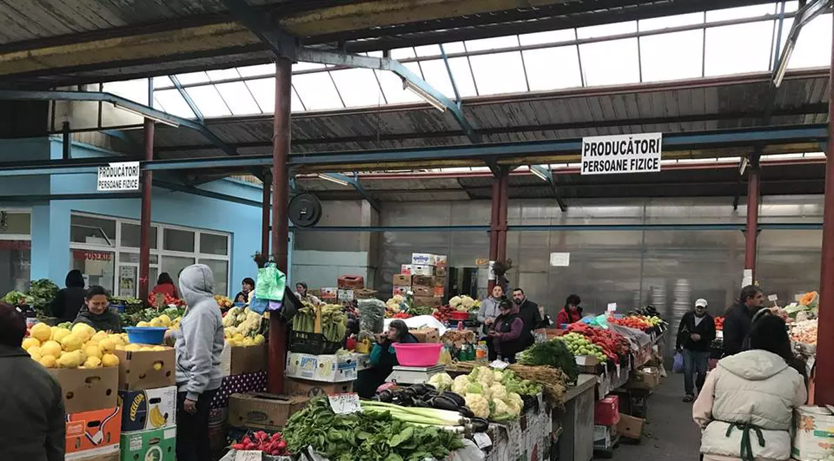Amenzi uriașe în piețele din Ploiești. Administratorii, sancționați pentru lipsa marcajelor de distanțare socială