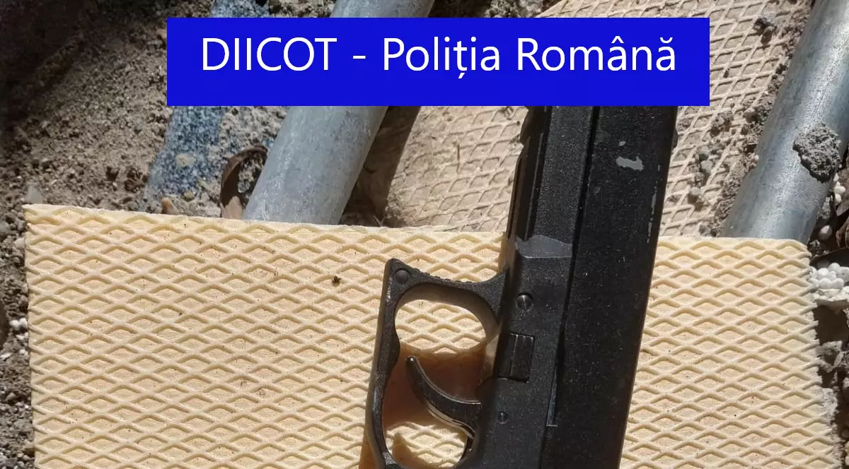 Bărbat din Vaslui, amenințat cu pistolul de cinci tineri. Polițiștii au descoperit în locuințele agresorilor un arsenal de arme