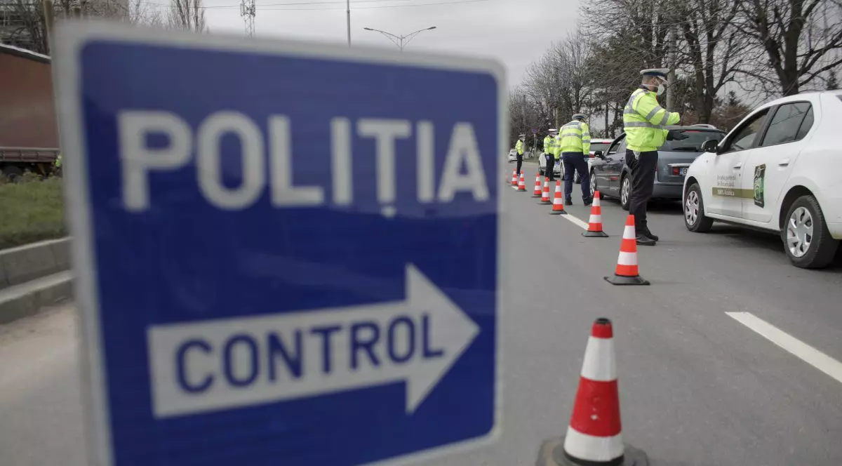 Polițiștii controlează dacă sunt respectate măsurile de izolare din perioada stării de urgență instituite din cauza epidemiei de coronavirus (Foto: Inquam Photos / Octav Ganea)
