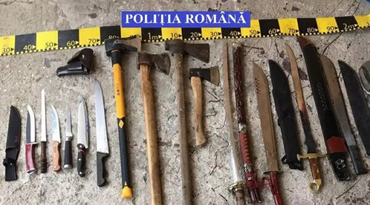 Video | Descinderi în forță în cartierele din Ploiești. Polițiștii au găsit un arsenal de arme