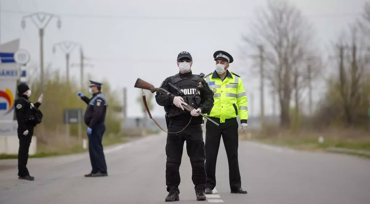 Forțe de ordine înarmate până în dinți au fost detașate în Țăndărei, imediat după instituirea carantinei generale în oraș, prin ordonanța militară nr. 7. Foto: Hepta