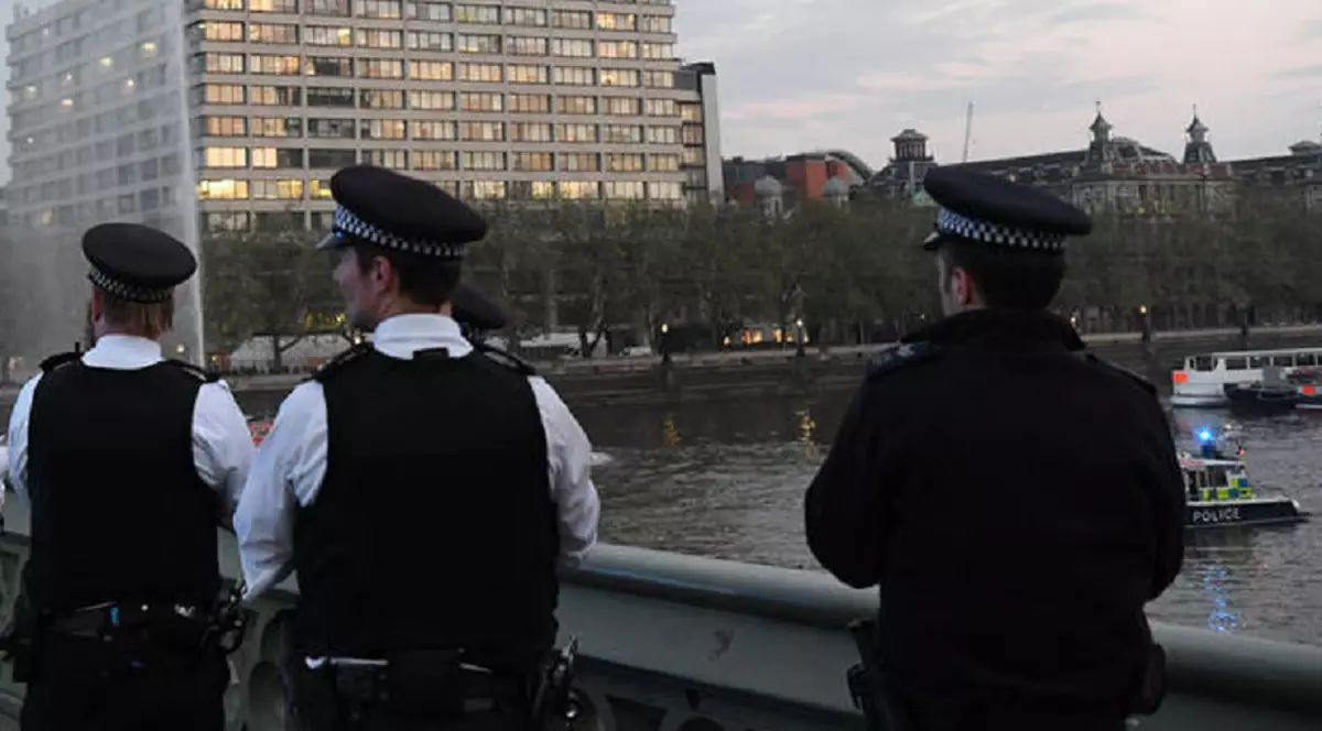 Un român, arestat după ce a atacat câțiva polițiști englezi. Petrecea alături de 20 de prieteni