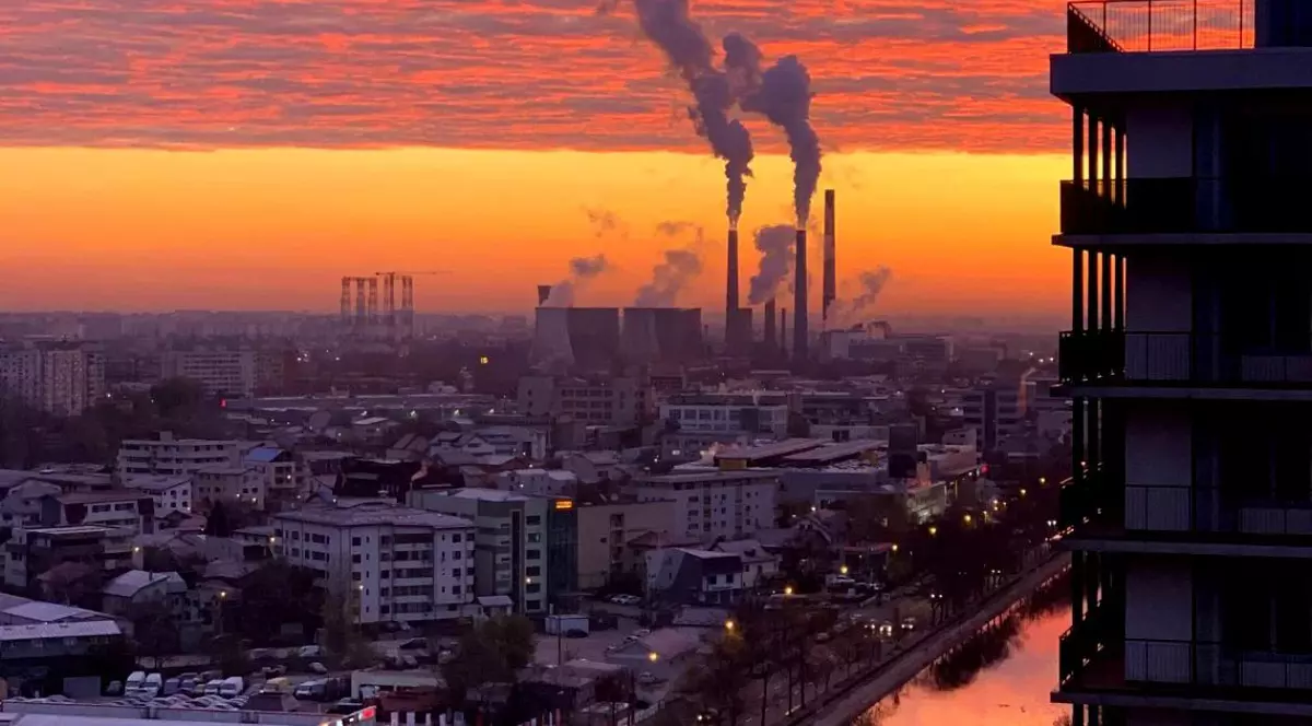 Comisia Europeană: România are 4 luni să ia măsuri împotriva poluării în marile orașe şi să închidă depozitele ilegale de deşeuri