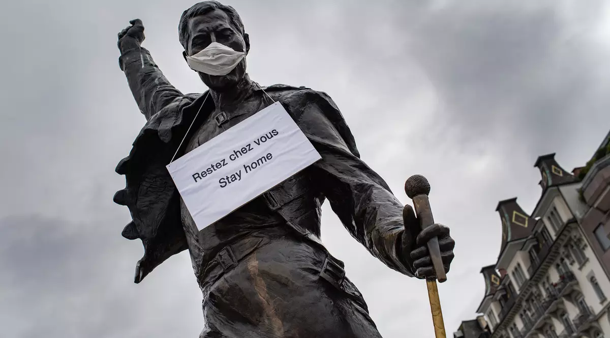 Și statuile poartă mască