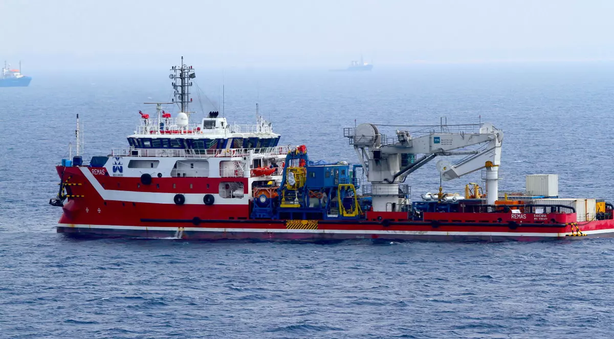 Nava Remas are o lungime totală de 75,42 metri, o lățime de 16,40m. pescaj maxim 5,50 m și 2.600 de tone.