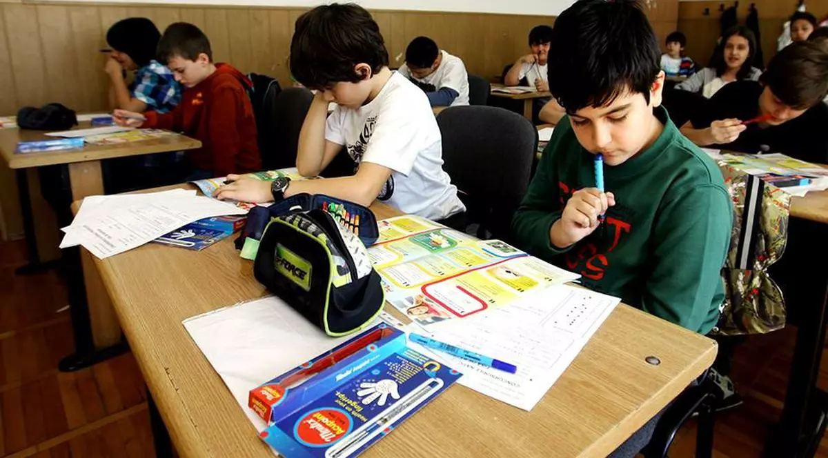 Ministrul educaţiei: Nu ne mai putem întoarce la sălile de clasă pline cu peste 30 de elevi