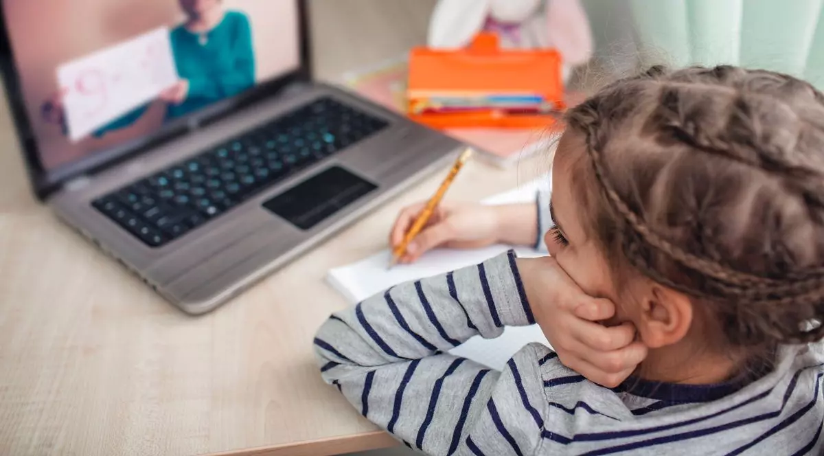 Educația din starea de urgență prin ochii părinților: Peste 40% consideră că acum e ineficient învățământul online