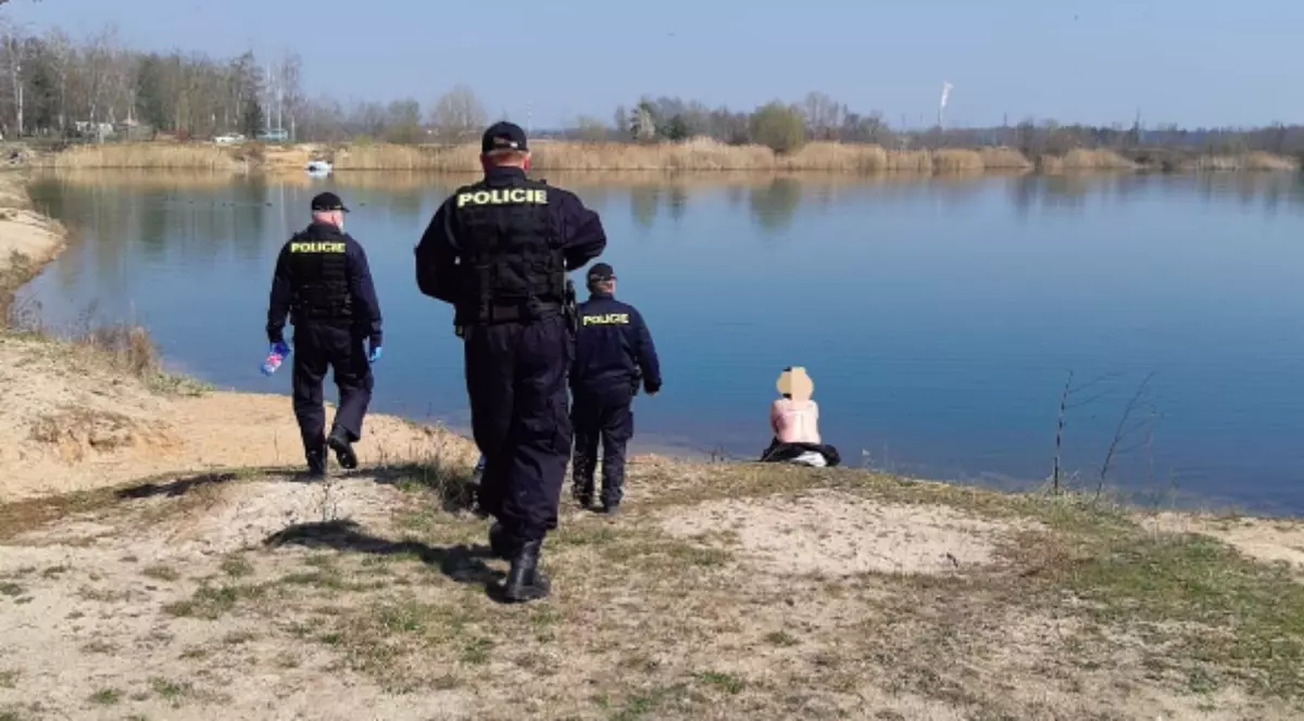 Un grup de nudiști a fost avertizat de poliție pentru că nu purta măști