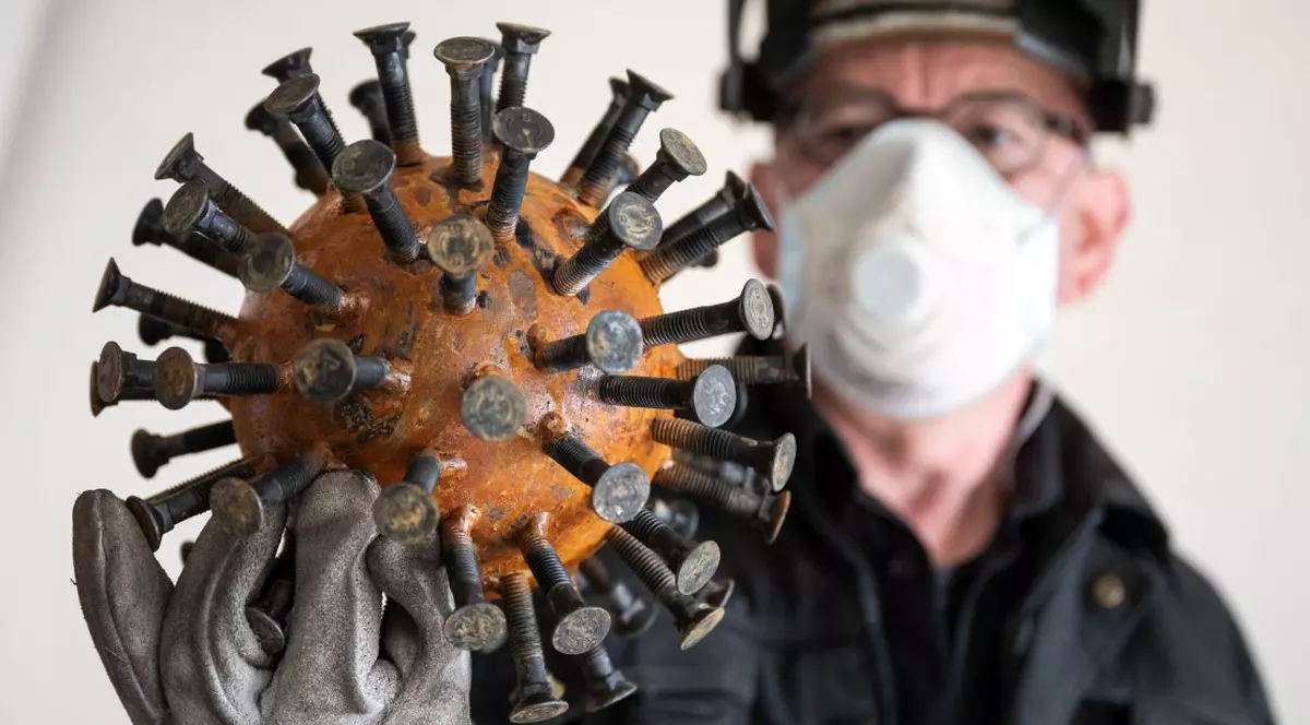 Un artist german a făcut o piesă în forma coronavirusului. Scoate la vânzare o serie limitată