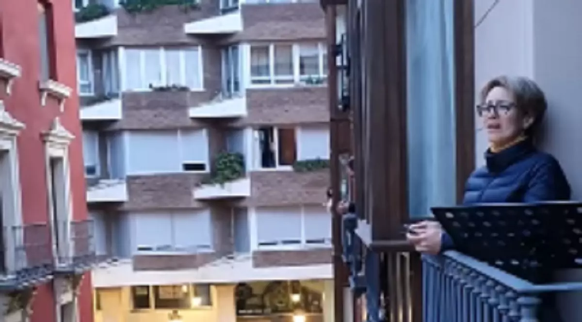 VIDEO / Soprana Alexandra Tărniceru a readus zâmbetele pe fețele spaniolilor. Românca a dat recital din balcon