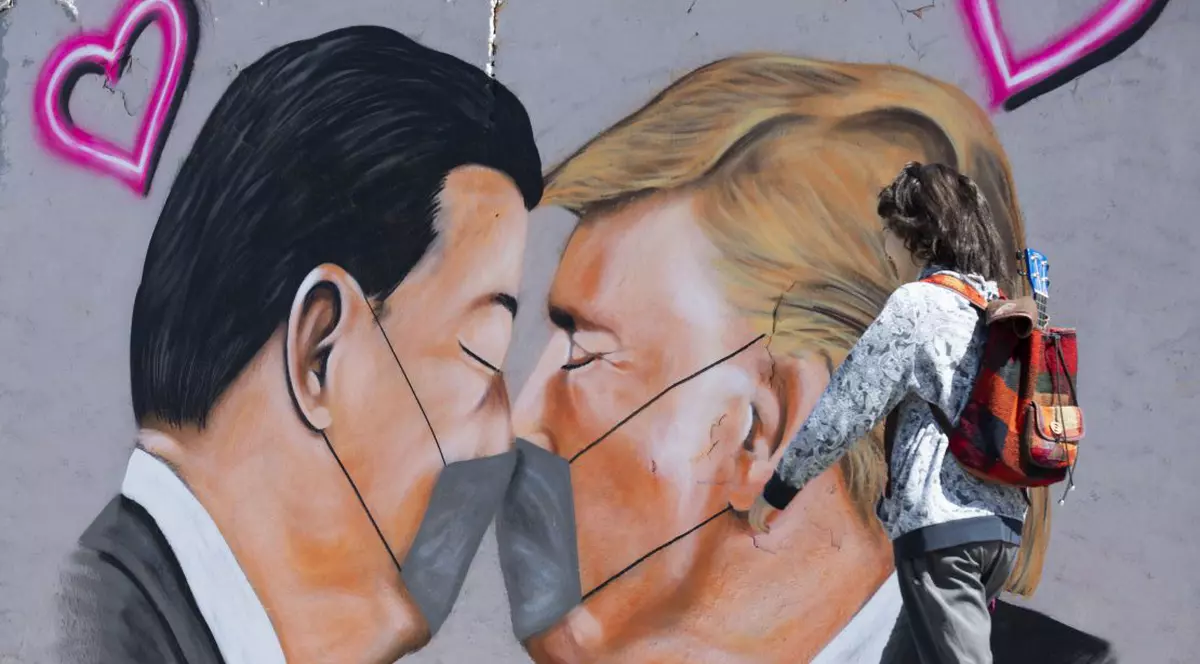Liderii din SUA și China, ironizați la Berlin. Graffitti cu Donald Trump și Xi Jinping sărutându-se cu măști la gură