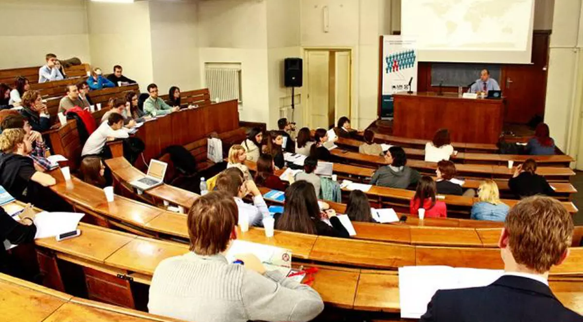 Facultate în online, amfiteatre goale, cămine cu jumătate de locuri ocupate. Prorectorul Universității București: „Infrastructura noastră nu e suficientă să-i primească pe toți în condiții de distanțare”