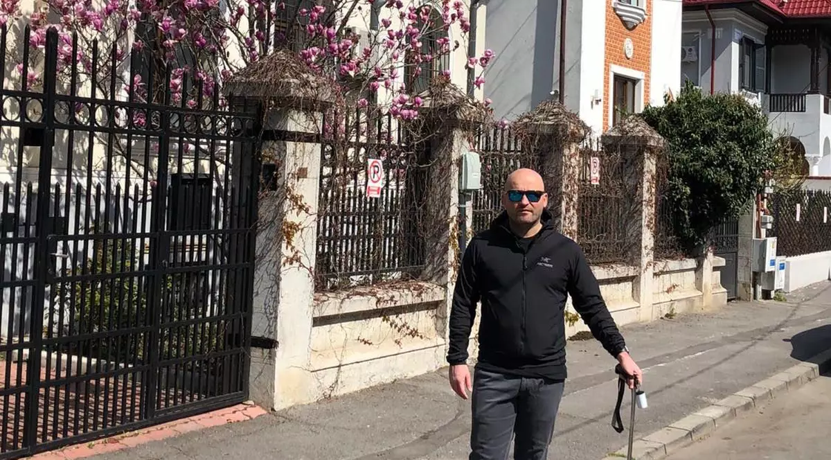 ”Vecinii” de pe o platformă online ajută la cumpărături bătrânii, persoanele cu dizabilității și părinții singuri. Victor Iancu, cofondatorul platformei VecinulTau.ro, la plimbare cu un cățel negru