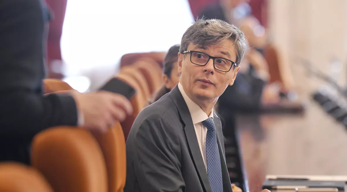 Ministrul Economiei roagă românii să nu-și ceară banii înapoi pe vacanțe. Ce alternativă oferă