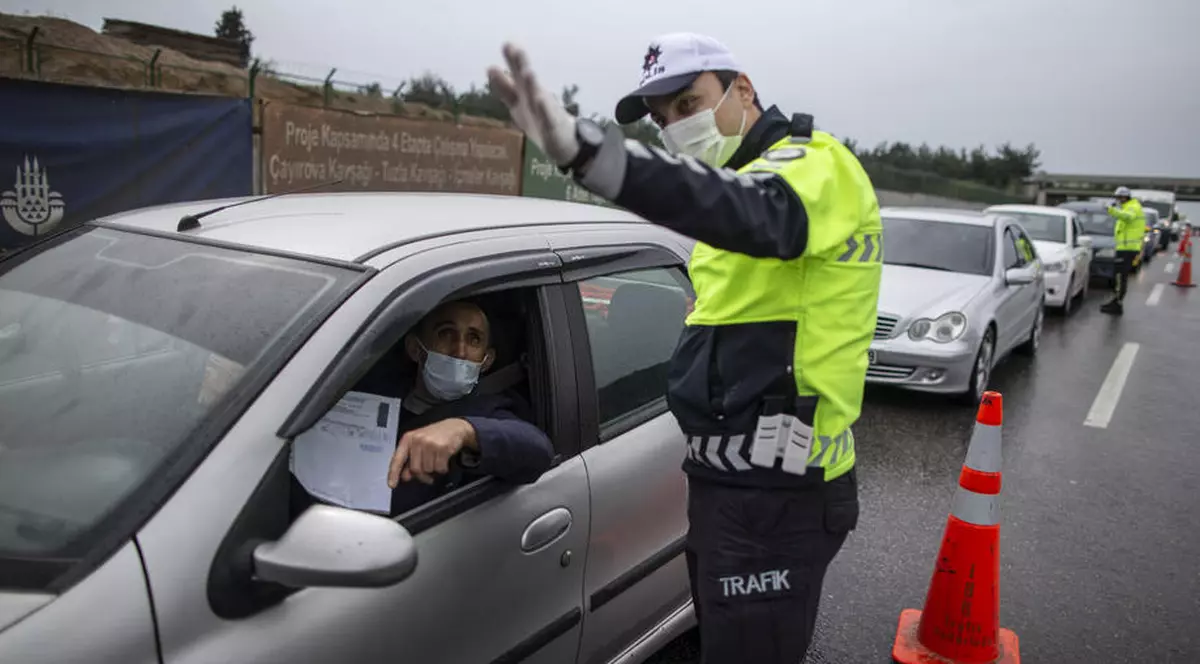 Turcii au ieșit cu miile pe străzile din Istanbul, după decizia de a se institui două zile de carantină în oraș