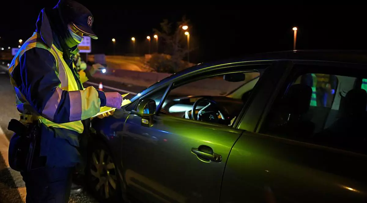 VIDEO / Un român a provocat haos pe o stradă din Spania. A fost imobilizat cu greu de 20 de polițiști