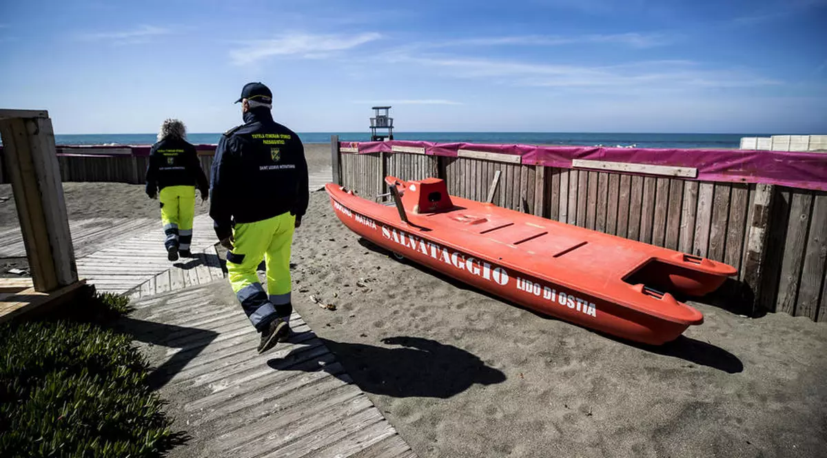 Se transmite coronavirusul prin apa mării? Italienii răspund la această întrebare și pregătesc redeschiderea plajelor: șezlonguri în valuri și salvamari cu mască