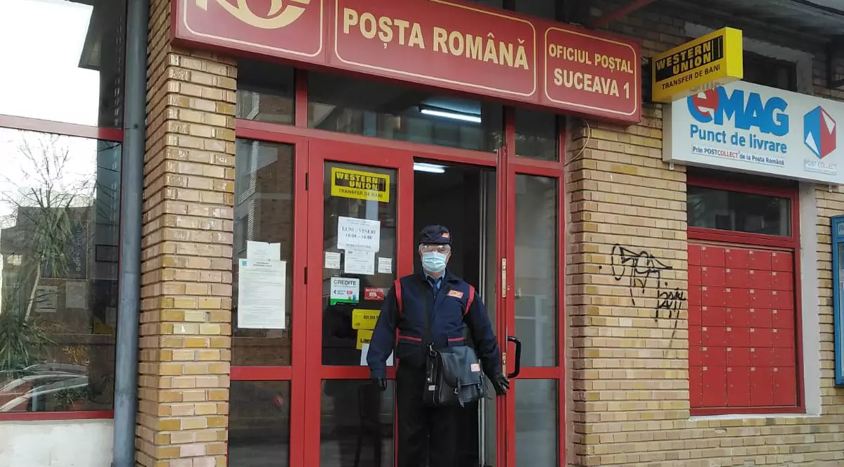 Un poștaș din Suceava, orașul închis de autorități, este singura alinare a bătrânilor izolați: ”Eu sunt familia lor acum”