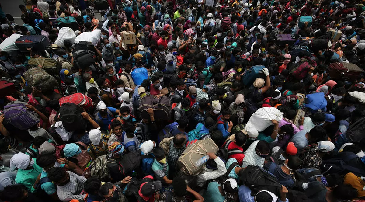 Imagini din India, cu haosul din gări și stații de autobuz. Peste 3.600.000 de muncitori rămași șomeri se întorc acasă