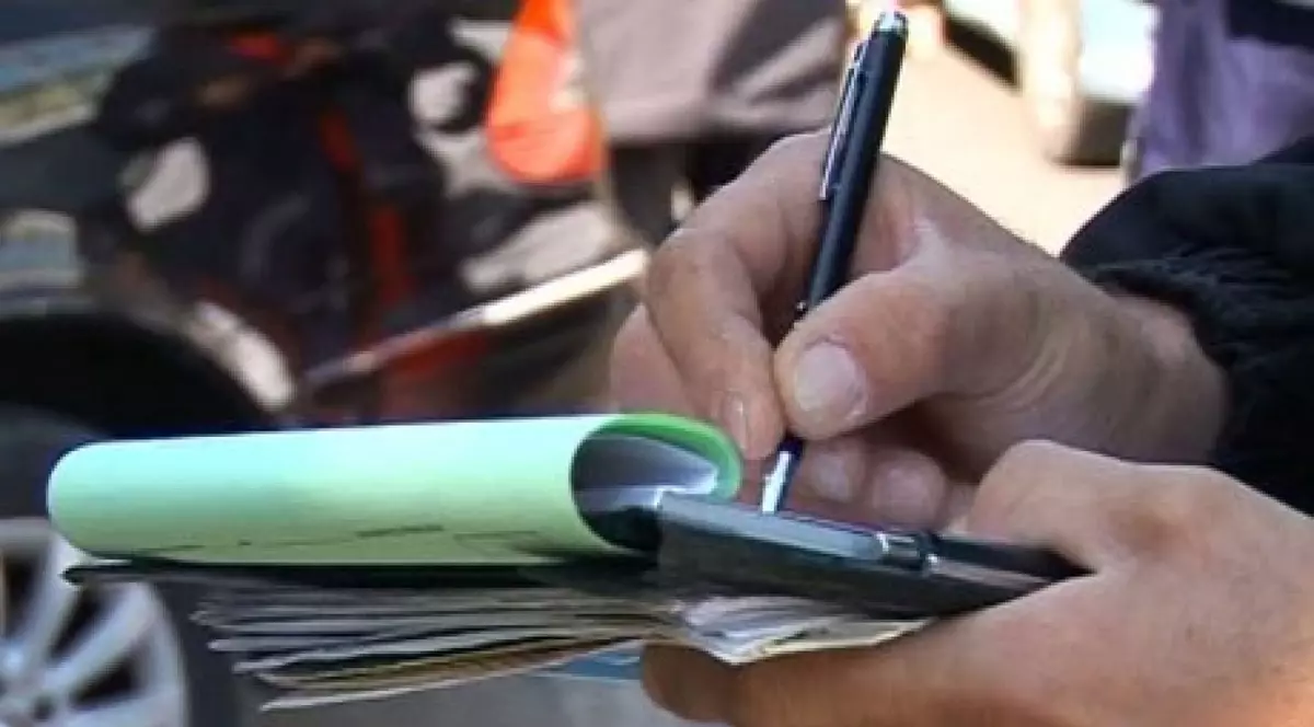 Șofer de BMW din Iași, amendat cu 20.000 de lei, după ce a aruncat gunoaiele din maşină pe spațiul public din stațiunea Mamaia