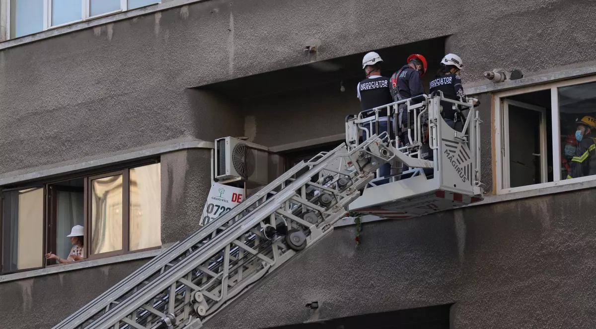 Intervenție de amploare pe Calea Victoriei. Femeie reținută după ce a aruncat cu borcane de la etaj