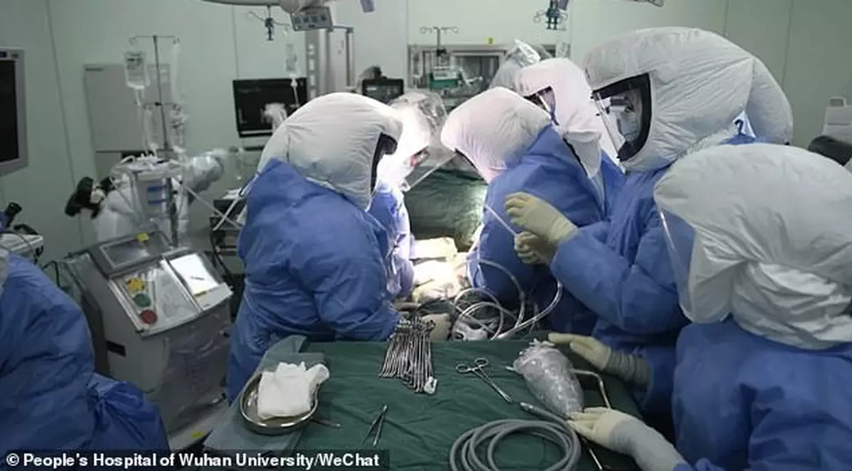 Doctorii din Wuhan au salvat un bărbat de 65 de ani de infecția cu COVID-19 după ce i-au făcut un transplant de plămâni