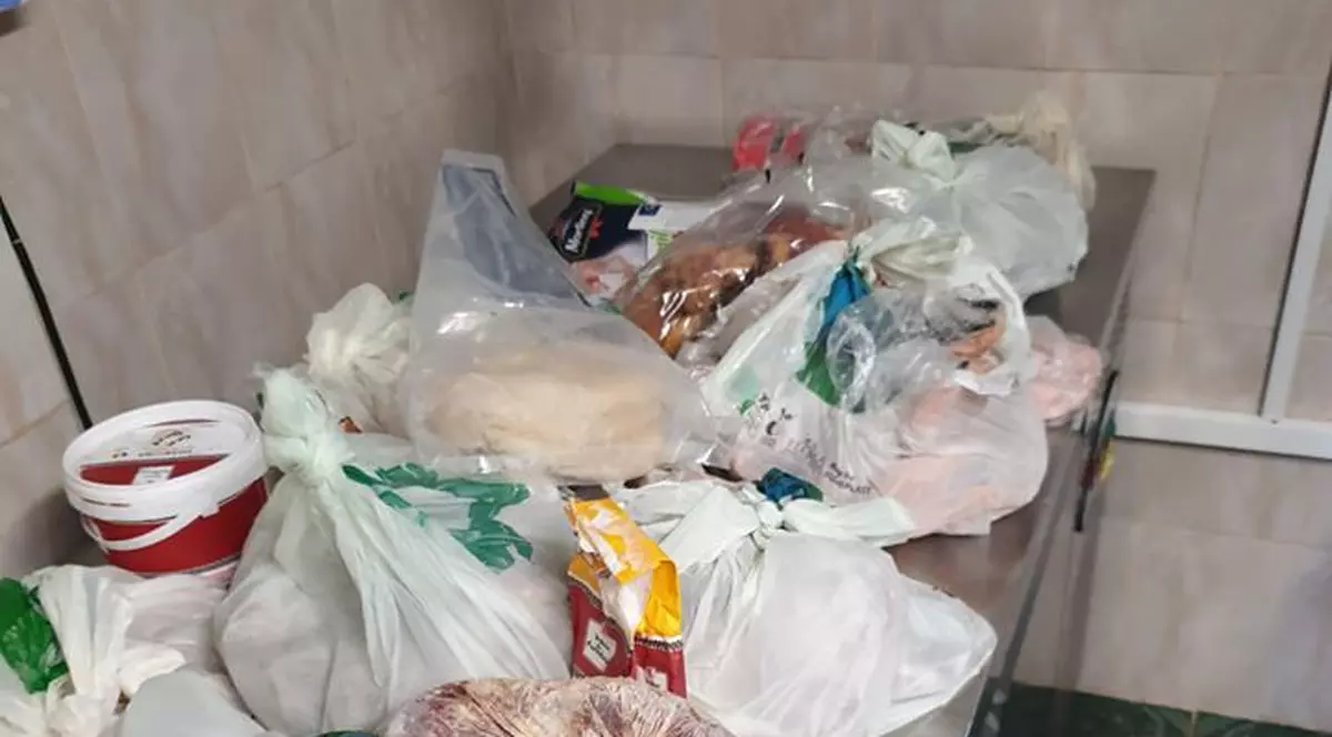 Mizerie și mâncare stricată pentru persoanele carantinate în Vâlcea. ANPC: amenzi de peste 77.000 de lei