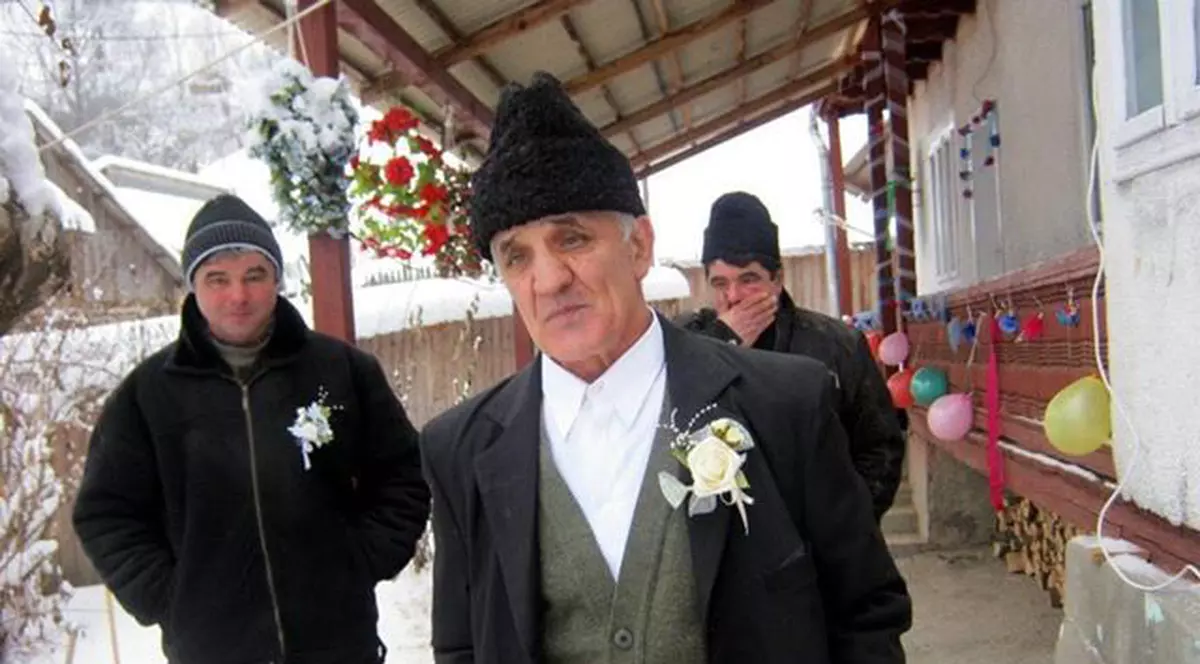 Cinci ore de chin. Bătrân de 80 de ani, cu accident vascular, plimbat între trei spitale din Neamț, pe motiv că era suspect de COVID-19